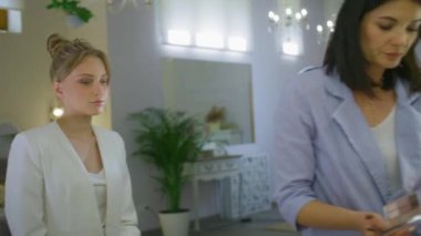 Bir kadın barışır. Profesyonel güzellik stüdyosu, kadın makyaj sanatçısı, geniş oda, özgür bir kadın için çalışma ortamı.