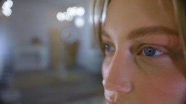 Genç sarışın bir kızın güzel gülümsemesi, mavi gözlü bir kadının doğal gülümsemesi, şık bir genç kız, mutlu bir yüz ifadesi.