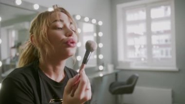 Makyaj sanatçısı bir kız makyaja hazırlanıyor. Modern bir kadın makyajla yüzleşecek.