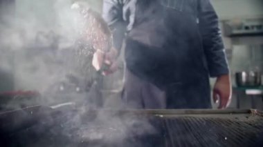 Şef hamburger kızartıyor, hamburger için kızarmış et Patty, yağda pişirilmiş abur cubur. Kızarmış et