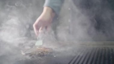 Şef hamburger kızartıyor, hamburger için kızarmış et Patty, yağda pişirilmiş abur cubur. Kızarmış et