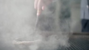 Şef hamburger kızartıyor, hamburger için kızarmış et Patty, yağda pişirilmiş abur cubur. Kızarmış et