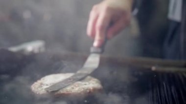 Şef hamburger kızartıyor, hamburger için kızarmış et Patty, yağda pişirilmiş abur cubur. Kızarmış et