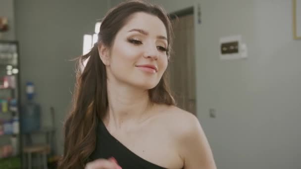 Ein MODELL-Mädchen bereitet sich auf den Videodreh einer Anzeige für ein Magazin vor, ein Happy Girl hat ihren Traum, Model zu werden, verwirklicht — Stockvideo