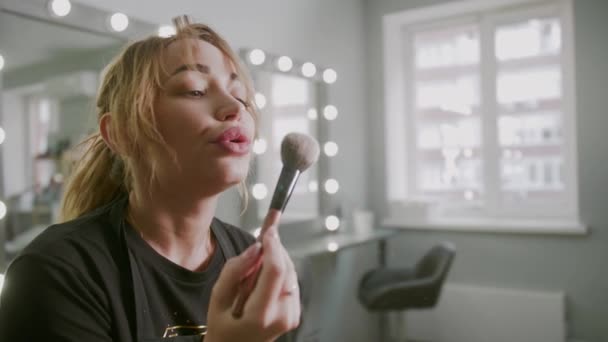 Ein Mädchen Make-up Artist bereitet sich auf den Make-up-Prozess, eine moderne Frau wird Gesicht Make-up — Stockvideo