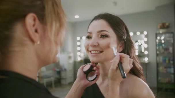 VZOR dívka se připravuje na video natáčení reklamy pro časopis, Happy Girl uskutečnila svůj sen stát se modelem — Stock video