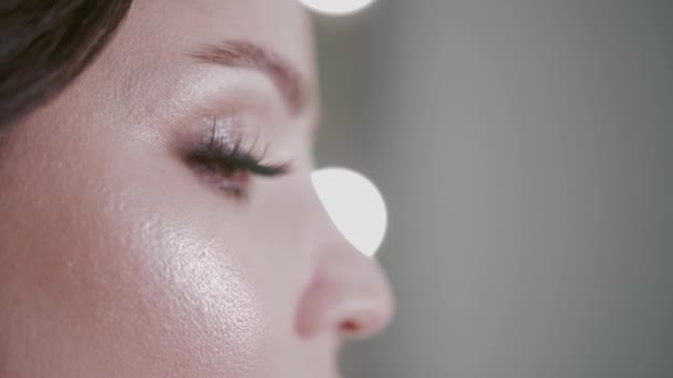 Dívka dělá moderní tvář make-up, šťastná dívka přišla make-up — Stock video