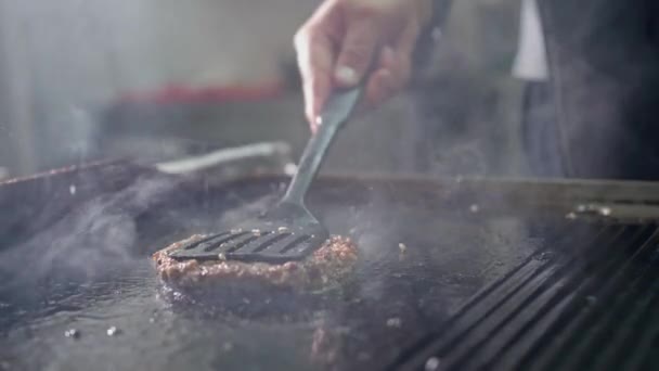De chef-kok friet een hamburger Patty, gebakken vlees Patty voor een Burger, junk food gekookt in olie. gebakken vlees — Stockvideo