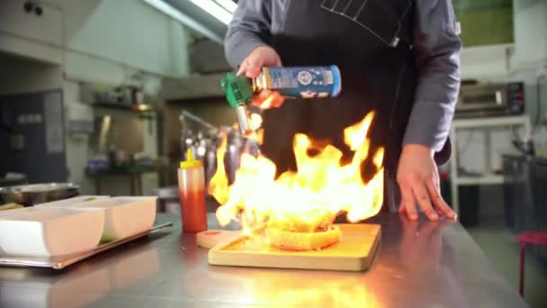 Succosa hamburger moderno tostato con un bruciatore a gas, cucinare un hamburger di carne dallo chef — Video Stock