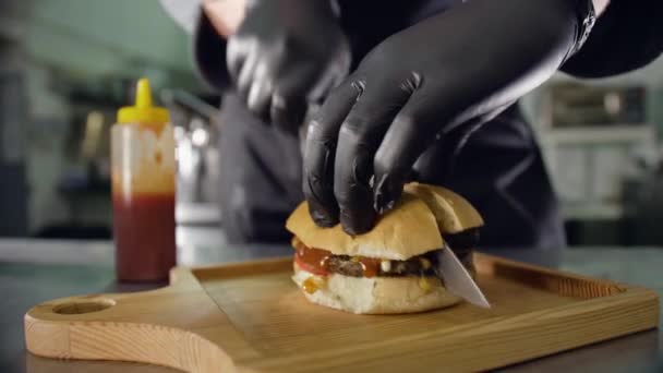 Succosa carne Burger tagliato a metà, lo chef taglia il gabmurger con un coltello e mostra la succosità, delizioso fast food — Video Stock