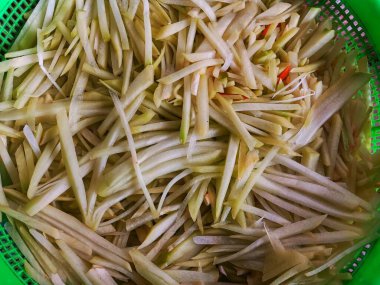 Endonezya yemeği için çiğ jülyen kesimi. Plastik sebze havzasında kızarmış chayote kabağı..