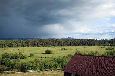 Arvyakryaz Dağı tarafından fırtına görünümü, Başqırdıstan, Güney Ural, Rusya Federasyonu