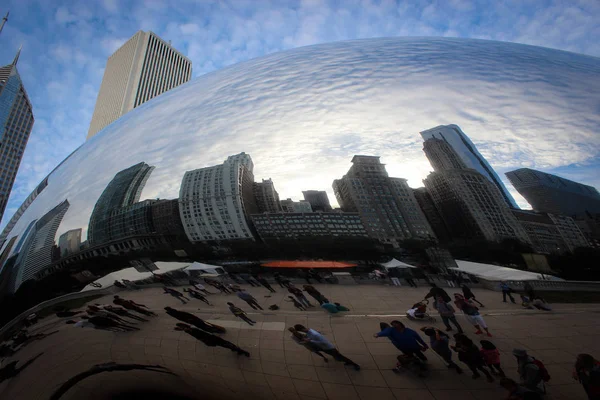 Chicago Wolkenkrabbers Reflectie Helder Blauwe Herfst Hemel Verenigde Staten — Stockfoto