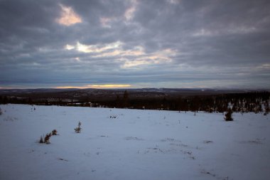 Pallas Yullastunturi park manzarası gün batımına kadar Finlandiya