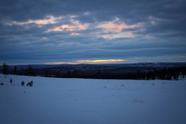 Pallas Yullastunturi park manzarası gün batımına kadar Finlandiya
