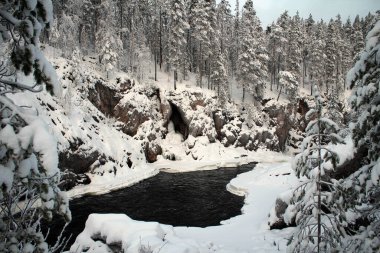 Oulanka 'nın kırmızı kanyonu kışa kadar ulusal park manzaralı, Finlandiya