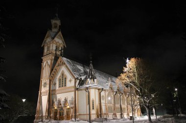Kuzey Kutbu gecesine göre kilise manzarası, Finlandiya
