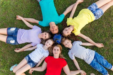 Sahada futbol oynarken aile. Yetişkin ve çocuk bir futbol topu sahada chase. Açık futbol