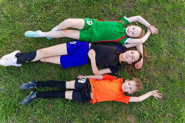 Uma Criança Uniforme Futebol Joga Bola Futebol Exterior — Fotografia de Stock