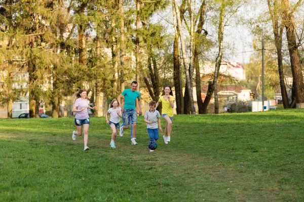 Familie Beim Fußballspielen Auf Dem Feld Erwachsene Und Kinder Jagen — Stockfoto