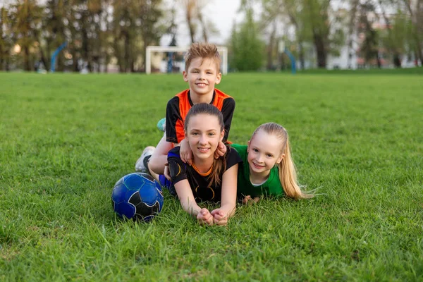 Gyermek Labdarúgó Egységes Játszik Labdát Futball — Stock Fotó