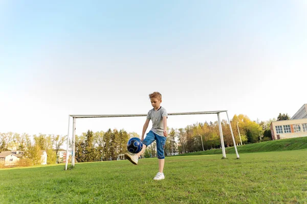 Famille Jouant Football Sur Terrain Adultes Enfants Courent Après Ballon — Photo