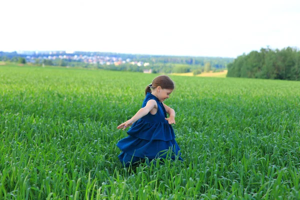 Schönes kleines Mädchen läuft im Sommerfeld — Stockfoto