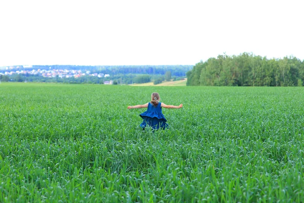 Schönes kleines Mädchen läuft im Sommerfeld — Stockfoto