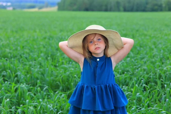 美丽的小女孩在夏天的田野里奔跑 — 图库照片