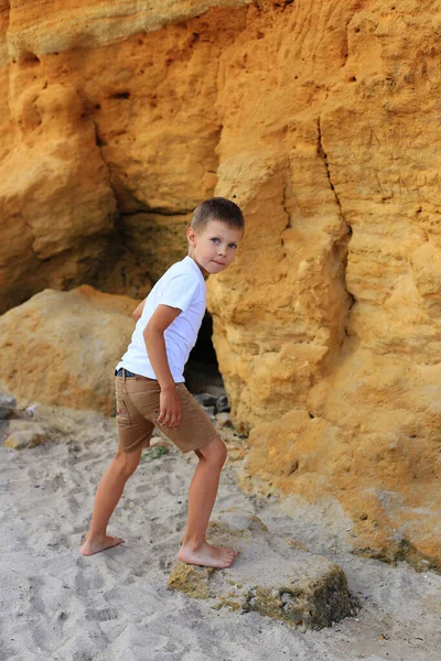 Ребенок на камнях у моря летом — стоковое фото