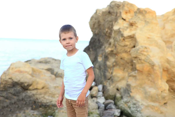 Ребенок на камнях у моря летом — стоковое фото