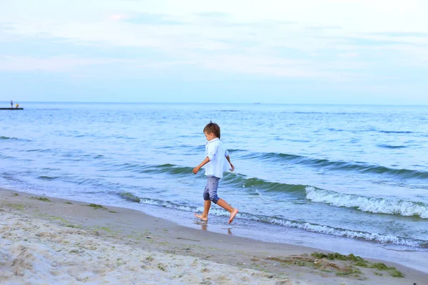 A boy runs on the water near the sea — Stock Photo, Image