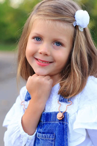 Portrait of a beautiful blonde girl outdoors in summer — Stock Photo, Image