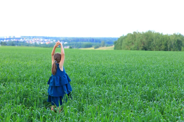 Schönes kleines Mädchen läuft im Sommerfeld — Stockfoto