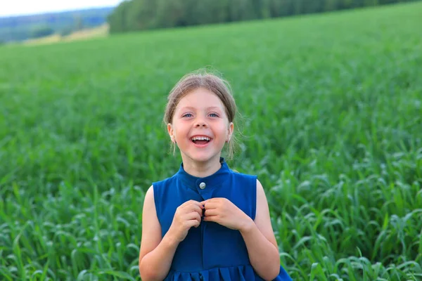 美丽的小女孩在夏天的田野里奔跑 — 图库照片