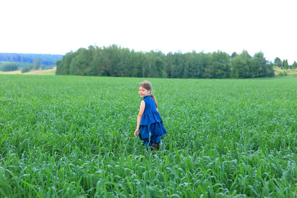 Schönes kleines Mädchen läuft im Sommerfeld — Stockfoto