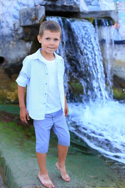 Portrait d'un garçon à la cascade en été — Photo