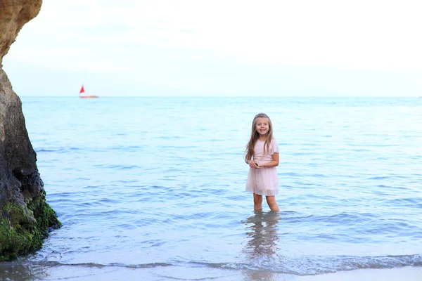 Милая девушка стоит на берегу моря летом — стоковое фото