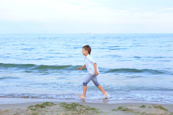 A boy runs on the water near the sea — Stock Photo, Image
