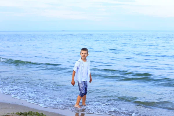 A boy runs on the water near the sea — Stock Photo, Image