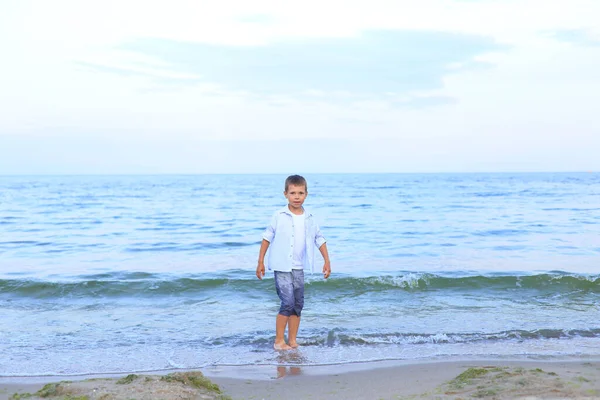 A boy runs on the water near the sea — Stock Photo, Image