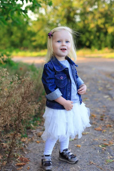 Portrait of a beautiful blonde girl outdoors in summer — Stock Photo, Image