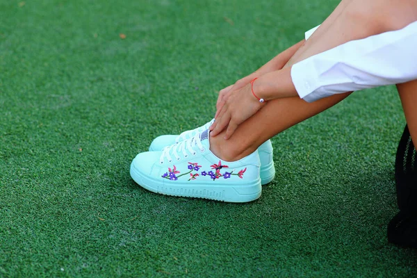 Gambe in scarpe sportive su campo verde — Foto Stock