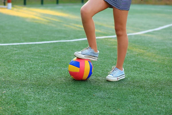 Κορίτσι με μια μπάλα στα χέρια του στο γήπεδο ποδοσφαίρου. — Φωτογραφία Αρχείου