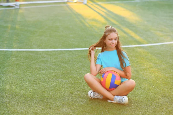 Mädchen mit Ball in der Hand auf dem Fußballplatz. — Stockfoto