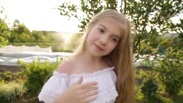 Belle blonde aux cheveux longs en plein air en été. — Video