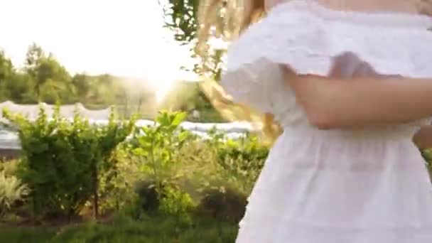 Hermosa rubia con el pelo largo al aire libre en verano. — Vídeos de Stock