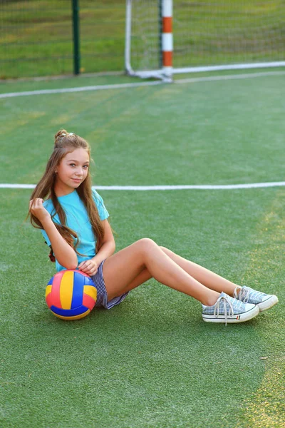 Mädchen mit Ball in der Hand auf dem Fußballplatz. — Stockfoto