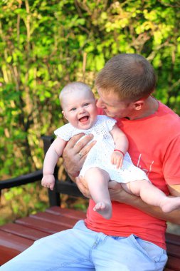 Baba ve kızı parkta. Baba ve çocuğun portresi.