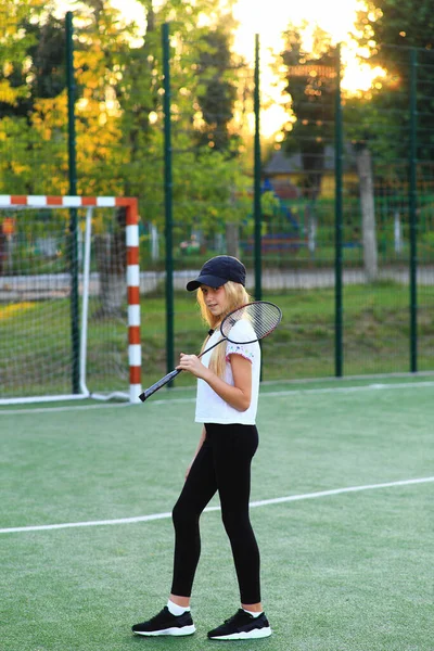 Dívka s raketou v rukou na sportovním hřišti. — Stock fotografie